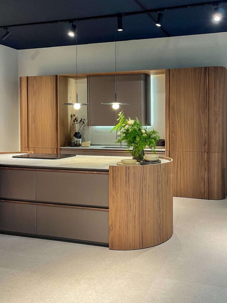 Cocina con isla curva de madera.