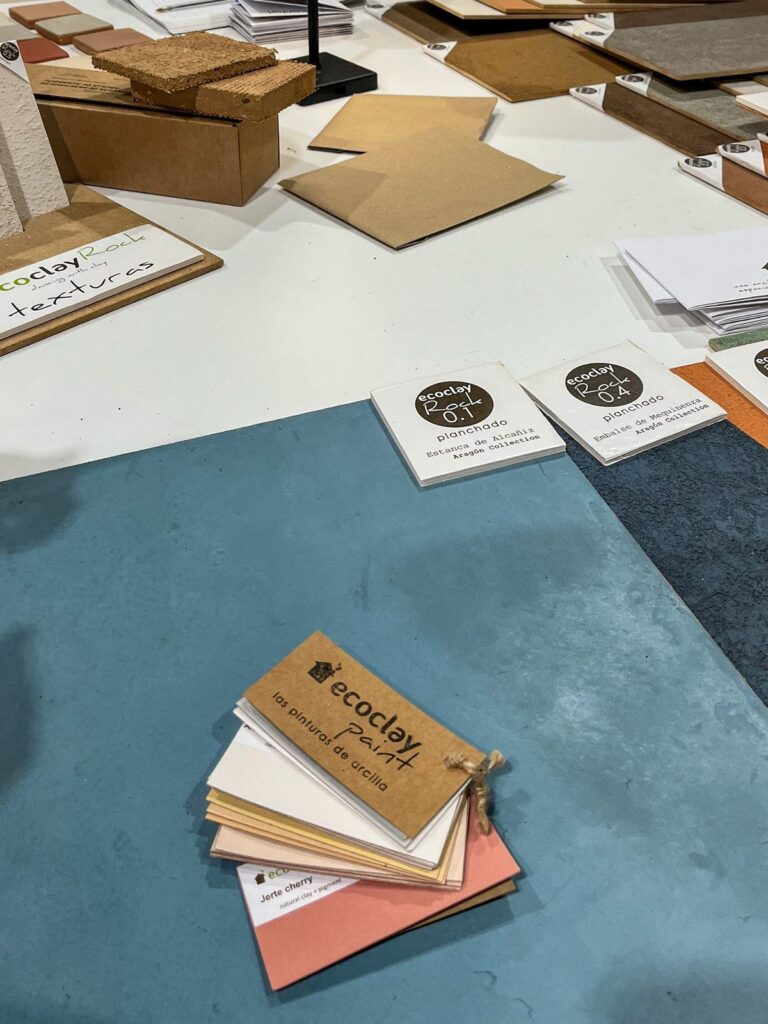 ecoclay, empresa puntera en revestimientos naturales y morteros en la visita a su stand Feria hábitat valencia 2026